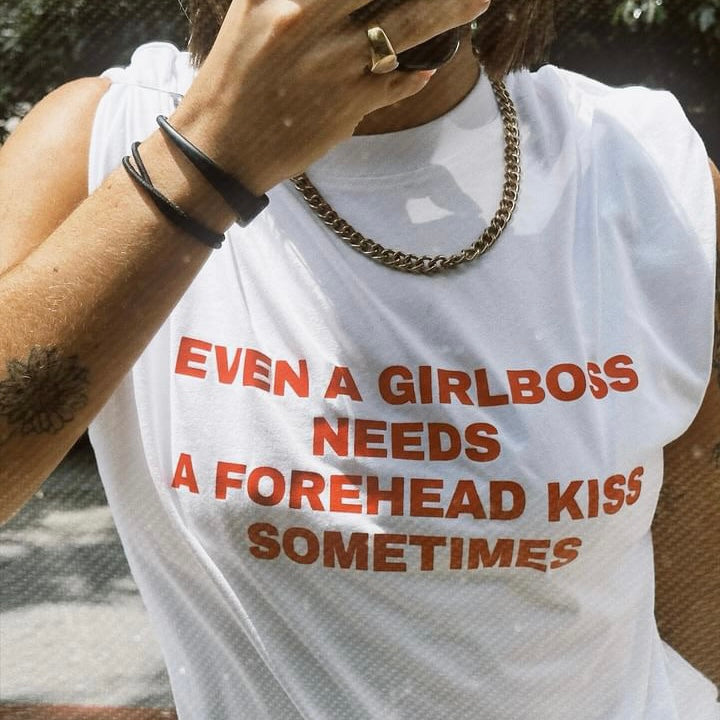 Camiseta - Even a girlboss needs a forehead kiss sometimes