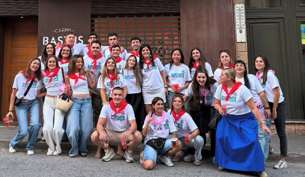 Pedido real de camisetas personalizadas para grupo en el taller de Fluxis